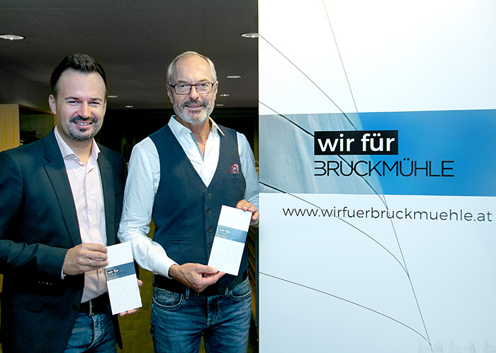 Bürgermeister Anton Scheuwimmer und Stadtrat Florian Grugl präsentieren den Folder von Wir für Bruckmühle